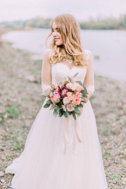 Gelin düğün buket ile bir kenara plaja arka plan arıyor.