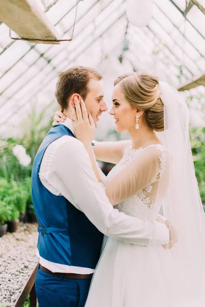 Retrato de cerca de los recién casados felices. La novia está acariciando la mejilla del novio . —  Fotos de Stock