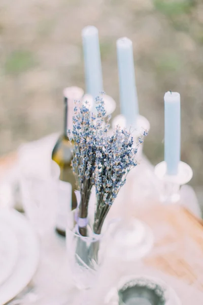 O bouwet da lavanda seca colocada sobre o conjunto de mesa de casamento . — Fotografia de Stock