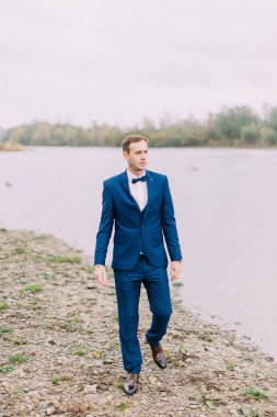 Damat timespending sahilde keyif alıyor.