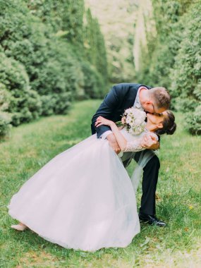 Bahar bahçe içinde dans sırasında yeni evliler öpüşme.