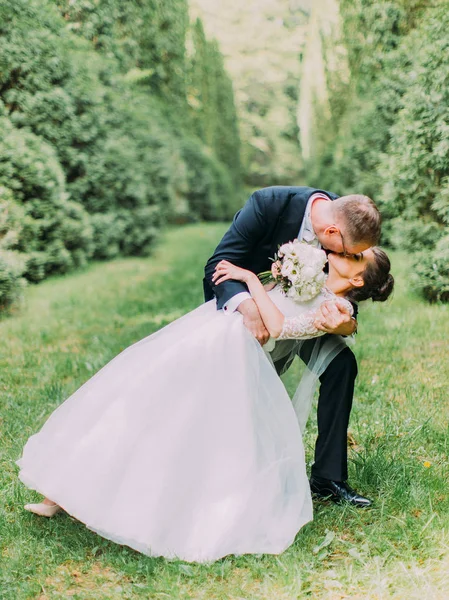 Bahar bahçe içinde dans sırasında yeni evliler öpüşme.