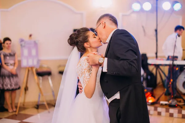 Close-up retrato dos recém-casados beijando durante a sua primeira dança . — Fotografia de Stock