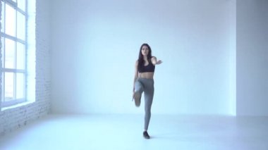 Yeni başlayanlar için spor egzersizleri. Genç antrenör vuruş egzersizi bok stüdyoda gerçekleştiriyor. 4k.