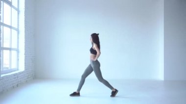 Lunges egzersizleri yürüme. Sportif eğitmen beyaz studio ısınmaya başladı. 4 k görüntüleri