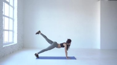 Tahta çalışmaları başladı. Sportif eğitmen eğitimi için vücudu germe. Beyaz stüdyo izole. 4k.