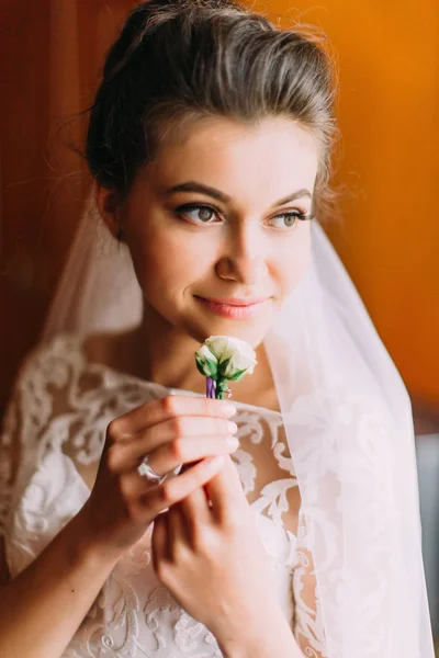 Mempelai wanita menawan dengan mawar Boutonniere terlihat samping. Potret close-up . — Stok Foto