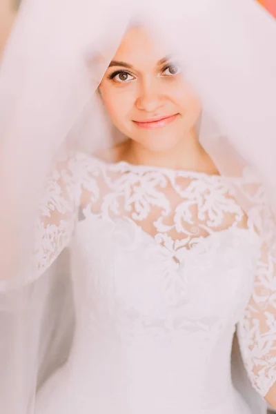 Visão sensível da noiva levantando o véu . — Fotografia de Stock