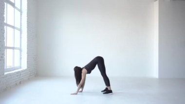 Vücudu germe sportif kadın yan görünüm. Onu o geri aşağı bükme. 4k.