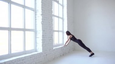 Isınma egzersizleri. Sportif kadın ups pencere eşiğinde yapıyor. Stüdyo konum. 4k.