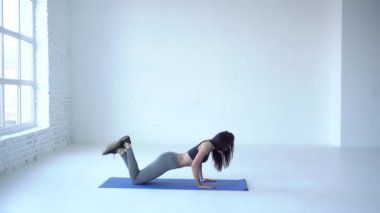 Tam uzunlukta görünümünü çekici sportif fintess kadının ups egzersiz mat yapması. 4k.