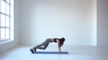 Öğreticiler kadar ısınma. Sportif kadın dağ tırmanma egzersiz yapıyor. 4k.