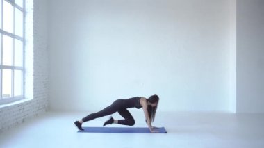 Sıska çekici eğitmen ctretching vücudu dağcı yardımı ile stüdyoda egzersiz olduğunu. 4k.