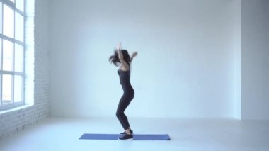 Dağ tırmanma egzersiz. Eğitmen mindere kadar atlayarak ısınmaya başladı. 4k.