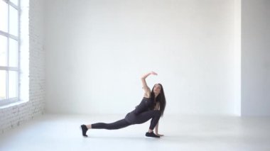 Yeni başlayanlar için spor öğreticiler. Genç çekici eğitmeni lunges yapıyor ve kadar eller yükselterek. 4 k görüntüleri.