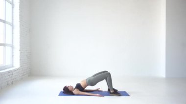 Çekici fitness kadın vücudu stretchi ng olduğunu. O isliffting kadar egzersiz mat yatarken onu geri. 4k.