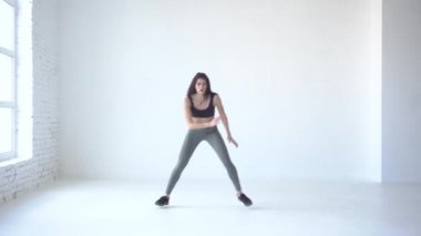 Aerobik için tüm. Sıska sportif eğitmen yan lun ges lunges reverans için yapıyor. 4 k görüntüleri.