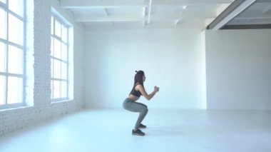 Performans Genç spor eğitmeni yan görünüm beyaz studio ısınma dor ağız kavgası. 4k.