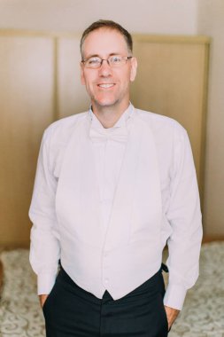 Gözlüklü Şirin gülümseyen damat varoluş portresi.