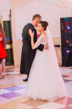 Büyüleyici yeni evliler dikey görünümünü ilk dans restoranda perfoming vardır.
