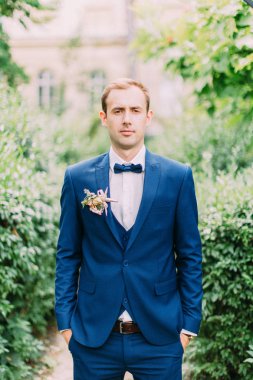 Bahçedeki damat varoluş portresi.