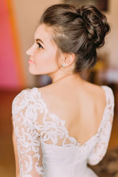 A nua volta da bela noiva com penteado maravilhoso . — Fotografia de Stock