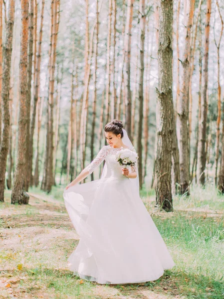 Neşeli gelini bahar yer gelinlikle ile oynuyor.