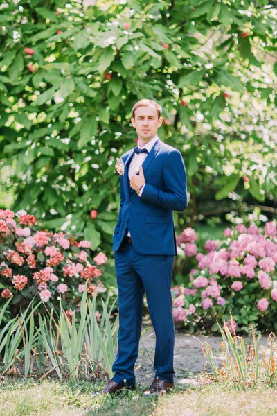 Güzel bahçe damadın tam uzunlukta görünümü.