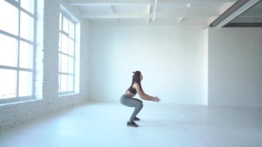 Sıçrama ağız kavgası performansını. Sportif kadın ısınmaya başladı. Yeni başlayanlar için dersler.