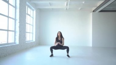 Isınma için fitness egzersizleri. Sportif eğitmen beyaz Studio atlama ağız kavgası yapıyor.