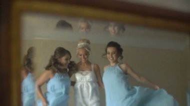 Üç sevimli bayan aynada yansıması. Harika gelin ve onun iki nedime evliliği kutluyoruz.