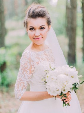 Ormanda vakit düğün buket ile harika gelin. Varoluş portre.