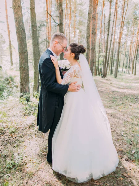 Sensibile ritratto all'aperto di sposi felici che toccano il naso. Posizione della foresta . — Foto Stock