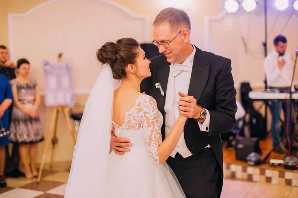 Primeira dança do belo feliz casal recém-casado . — Fotografia de Stock