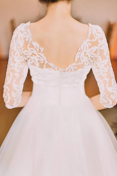 Espalda de la novia en el vestido de encaje . —  Fotos de Stock