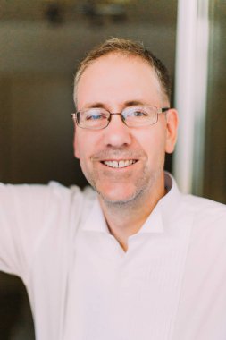 Neşeli yakışıklı damat portresi.