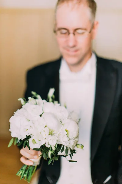 Belo buquê de casamento de peônias brancas nas mãos do noivo . — Fotografia de Stock