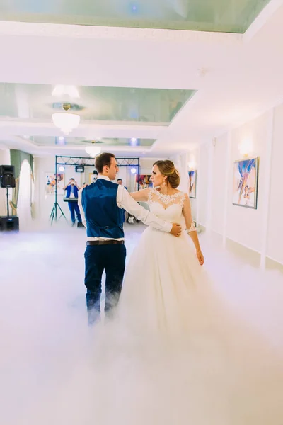 행복 한 신혼 부부 역 그들의 첫번째 춤. 연기가 자욱한 룸. — 스톡 사진
