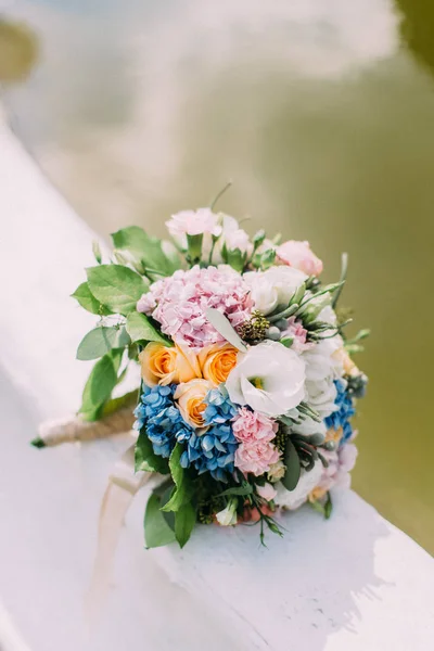 Vista de perto do maravilhoso buquê de casamento de flores coloridas na varanda . — Fotografia de Stock