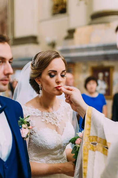Foto vertical de la novia besando el anillo de bodas . —  Fotos de Stock