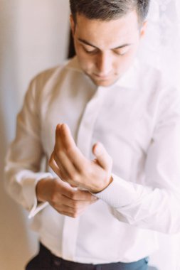 Damat kadar gömlek düğmelerini görünümünü yakın çekim.