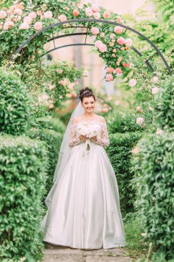 Mutlu gelin düğün buket pembe gül kemer arka plan, ile.