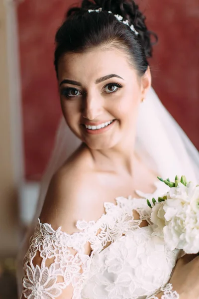 Sposa sorridente con il bouquet da sposa di rose bianche. Ritratto ravvicinato . — Foto Stock