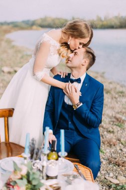 Yakın çekim portre gelinin damat Alnından öpmek.