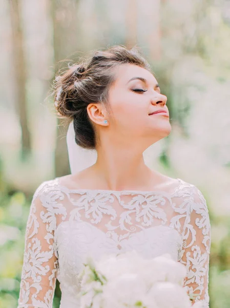 Foto close-up dari pengantin yang cantik menikmati alam . — Stok Foto