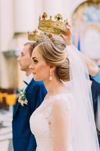 Ritratto laterale della sposa con il giurato sotto la testa. cerimonia nuziale . — Foto Stock