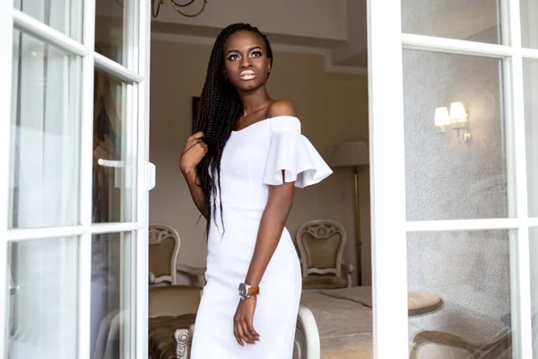 Aantrekkelijke afro-Amerikaanse vrouw. Dreadlocks of Afrikaanse vlechten. Witte jurk. — Stockfoto