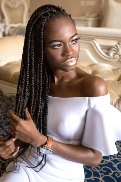 Portret op afroamerican vrouw met mooie huidtoon en dreadlocks of Afrikaanse vlechten. — Stockfoto