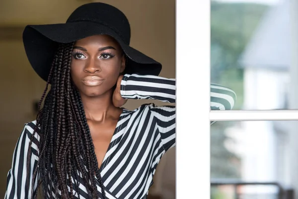 Schöne junge afrikanisch-amerikanische Mädchen mit Dreadlocks oder afrikanische Zöpfe tragen großen schwarzen Hut. — Stockfoto