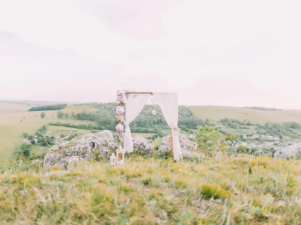 Горизонтальний вид на прекрасну весільну арку, прикрашену квітами в горах . — стокове фото
